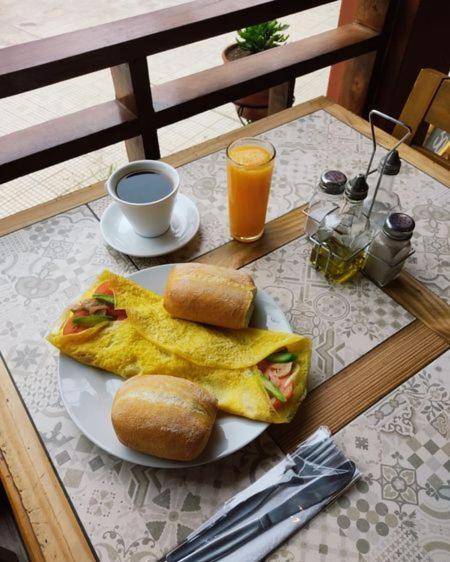 Wild Olive Guest House Ика Экстерьер фото